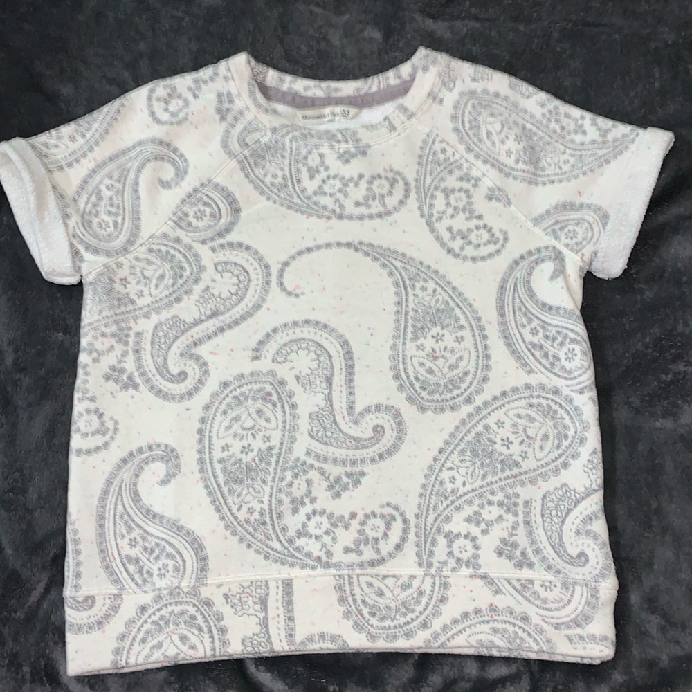 Abercrombie and Fitch size XS Paisley speckled short sleeve sweatshirt!!! Great